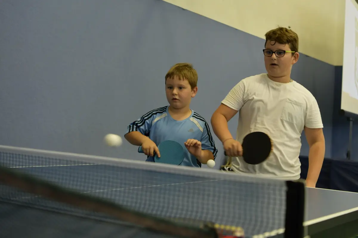 namizni-tenis-igranje-na-robotu